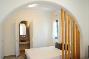 阿吉奥斯普罗科皮奥斯Alia的卧室配有一张挂在墙上的滑雪板床。