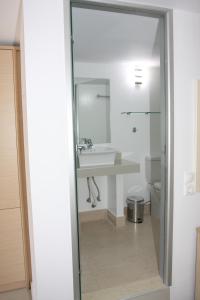 巴利恩SunOrama Apts-Studios的一间带水槽和镜子的浴室