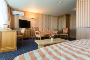 洛桑洛桑市大陆酒店的酒店客房设有床和客厅。