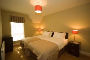 肯梅尔海湾假日酒店客房内的一张或多张床位
