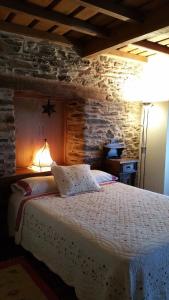 Chan de VilarA Lareira的一间卧室配有一张石墙床