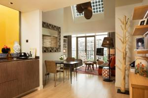 巴黎巴黎巴士底哥拉斯卡酒店的厨房以及带桌椅的起居室。