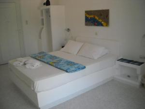 阿波罗尼亚Ostria Vento的白色客房内的白色床,上面有毛巾