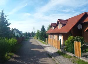 克拉科夫Willa Elżbieta的街上有红色屋顶的房子