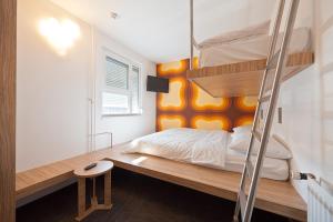 卢布尔雅那毕特中心酒店的一间卧室配有带梯子的双层床