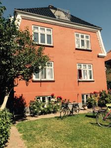 哥本哈根床和淋浴住宿加早餐旅馆的两辆自行车停在房子前面