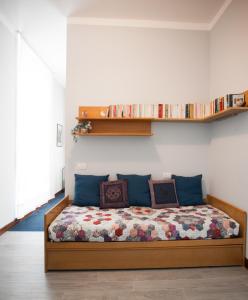 莱科佩斯卡雷尼诺住宿加早餐旅馆的卧室配有一张壁架床