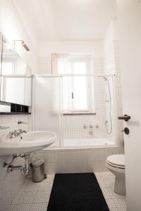 莱科佩斯卡雷尼诺住宿加早餐旅馆的白色的浴室设有水槽和卫生间。