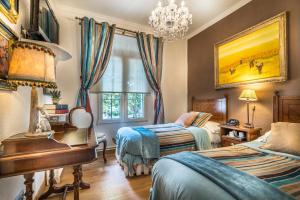 桑坦德拉斯布里萨斯精品酒店的一间卧室配有两张床和钢琴