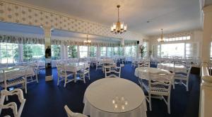 哈伯斯普林斯斯普林哈伯殖民风格旅馆的一间设有白色桌椅的用餐室