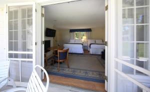哈伯斯普林斯斯普林哈伯殖民风格旅馆的通往带两张床的房间的门