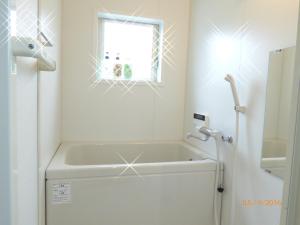 京都最善松室公寓的带浴缸的浴室和窗户
