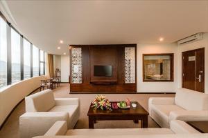 Kỳ Anh河静孟青大酒店的客厅配有两张沙发和一台电视机