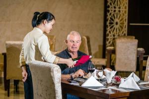 Kỳ Anh河静孟青大酒店的女人在桌子上给男人一张红牌