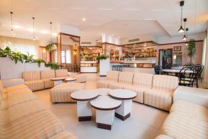 丽都迪萨维奥阿马尔菲公寓式酒店的一个带沙发和桌子的大堂和一间酒吧