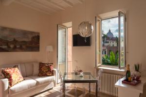 罗马罗萨迪博尔戈门梵蒂冈豪华套房公寓的带沙发和玻璃桌的客厅