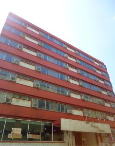 贾拉普哈拉帕维多丽亚酒店的一座高大的红色建筑,有许多窗户
