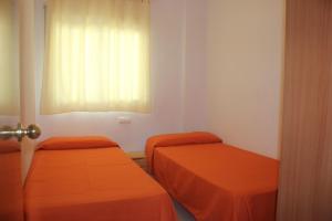 迈阿密普拉特亚JOYAPARTMENTS Calas II的客房设有两张床和窗户。
