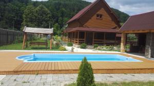 米戈韦Guest House in Carpathians的房屋前的大型游泳池