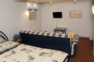 萨洛Vuohensaari Camping的一间卧室配有一张床和一个沙发