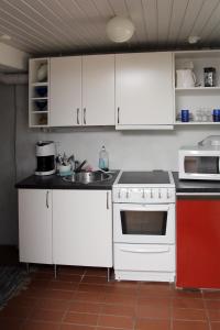 萨洛Vuohensaari Camping的厨房配有白色橱柜和水槽
