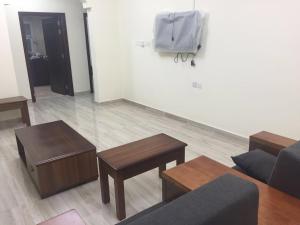 塞拉莱努尔萨达公寓的客厅配有沙发、桌子和墙壁