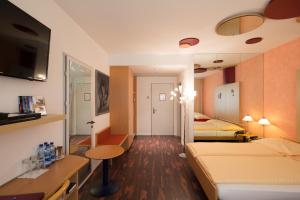 斯图登佛罗里达餐厅酒店的酒店客房设有两张床和电视。