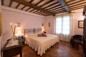 圣吉米纳诺卡萨拉里旅馆的一间卧室设有一张床和一个窗口