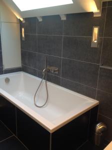 维里尔·杜·拉克贝拉祖尔公寓酒店的带浴缸和水龙头的浴室