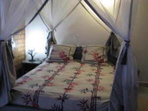 IvatoAvamada Lodge的一间卧室配有一张带天蓬的床