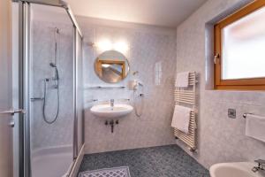 崔聂斯伊丽莎白酒店的白色的浴室设有水槽和淋浴。