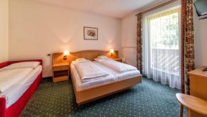 崔聂斯伊丽莎白酒店的酒店客房设有两张床和窗户。
