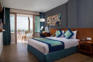 蓝梦岛蓝梦岛马哈吉利度假村的酒店客房设有一张床和一个阳台。