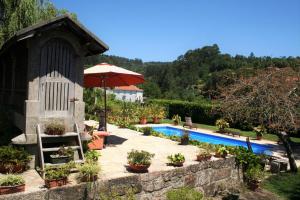 Casa do Outeirinho- Turismo Rural内部或周边泳池景观
