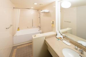 立川市东京立川日航酒店的浴室配有盥洗盆、浴缸和浴缸。