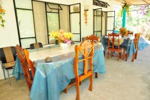 Rodrigues Island切斯罗纳德旅馆的一间配备有蓝色桌椅的用餐室
