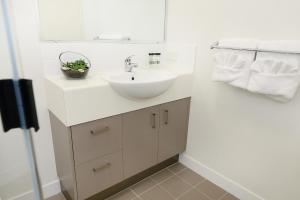 MiddlemountOaks Middlemount Suites的白色的浴室设有水槽和毛巾。
