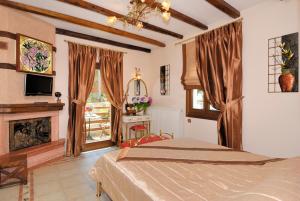 桑加拉达Nikolaou House的一间卧室配有一张床和一个壁炉