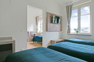 南泰利耶Hotel Kringelstaden的酒店客房设有两张床和窗户。