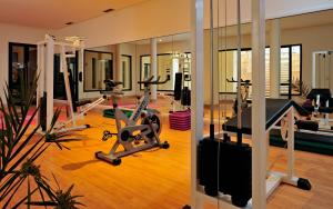 桑戈Vincci Safira Palms的健身房设有跑步机,健身房提供健身自行车