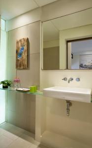塞米亚克格兰徳玛帕乐思水明漾酒店的一间带水槽和镜子的浴室