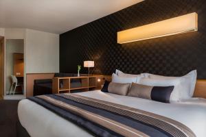 萨克雷Best Western Plus Paris Saclay (ex: Val de Bièvre)的一间酒店客房,房内配有一张大床