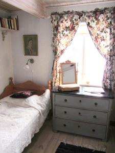 萨拉Rensmurs Hattstuga的一间卧室配有一张床、一个梳妆台和一扇窗户。