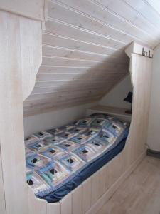 萨拉Rensmurs Hattstuga的木制双层床间的一张床位