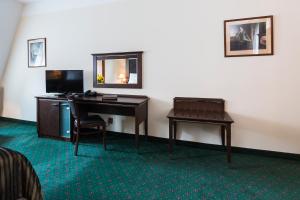 布拉格威廉酒店的酒店客房配有书桌和镜子