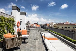 巴塞罗那城中公寓的阳台设有长椅,享有城市美景。