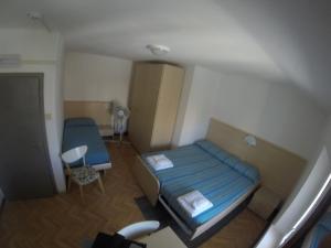 Staranzano阿尔贝格拉卡拉维拉酒店的小房间设有两张床和椅子