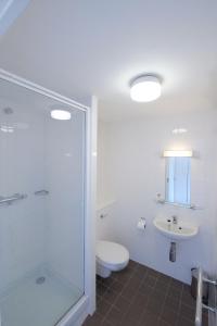 科克Victoria Mills Apartments - UCC Summer Beds的带淋浴、卫生间和盥洗盆的浴室