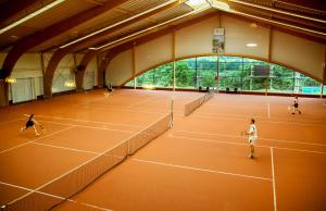 Worriken内部或周边的网球和/或壁球设施