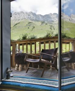 拉克吕萨洛多斯旅馆的山景门廊,配有两把椅子